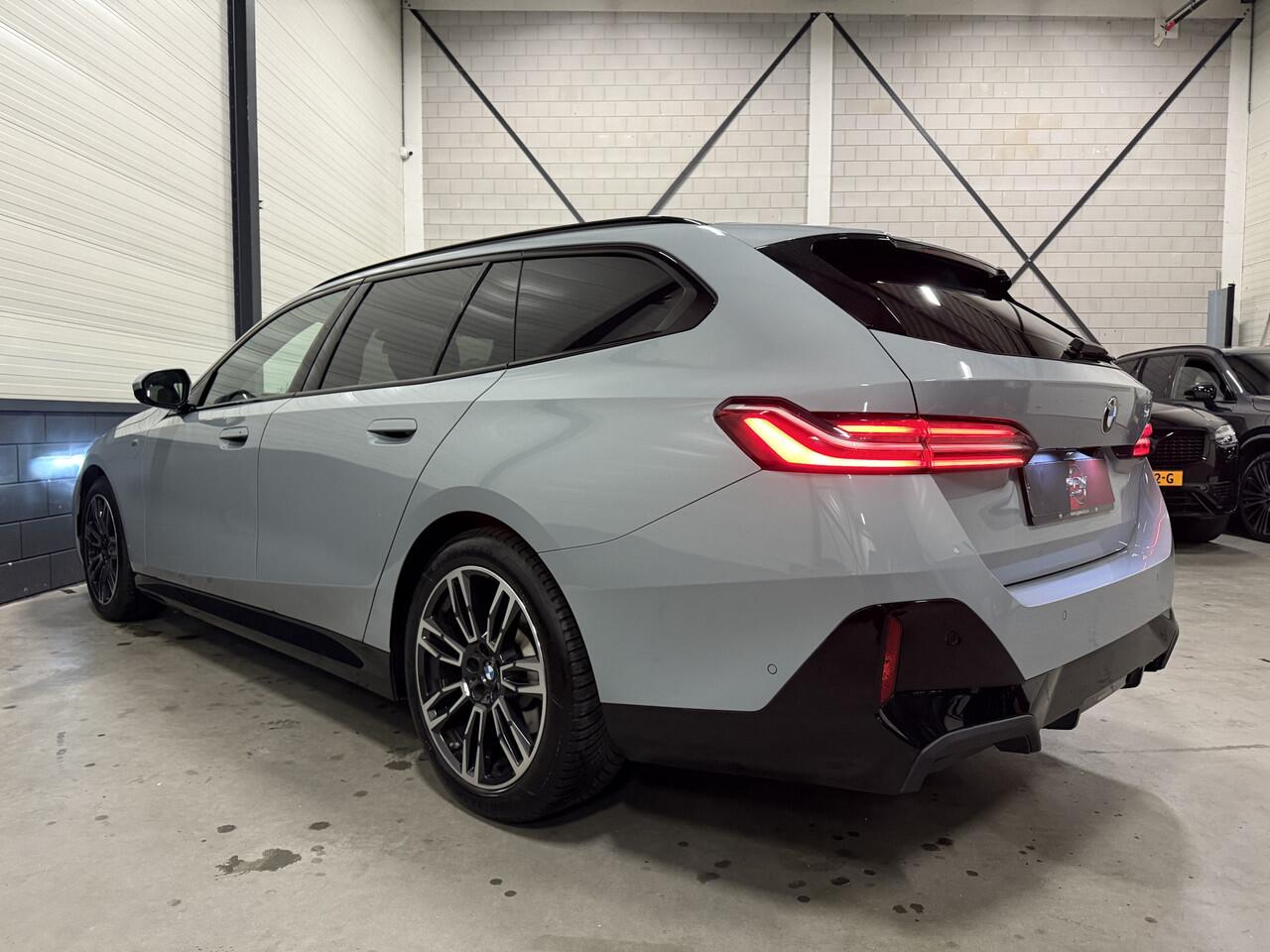 BMW 5-SERIE Touring 520i M-Sport BROOKLYN-GRAU/PANO/TREKHAAK/H&K/HEAD-UP/360CAMERA/VENTILATIE//DRIVING ASS.PRO/ADAPTIVE-LED/19"M-SPORT/STANDKACHEL/NIEUWPRIJS ¤ 94.454,-/FABRIEKS-GARANTIE