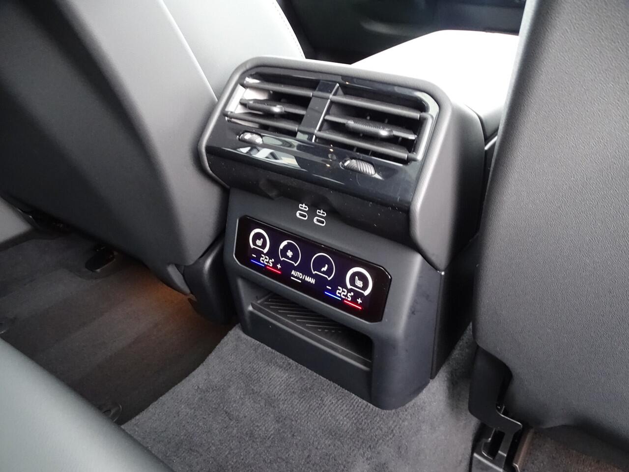 BMW 5-SERIE Touring 520i M Sportpakket Elek.Trekhaak Pano.Dak Driv.Ass. Plus Stoelventilatie Live Cockpit Pro. Head-up Harman-Kardon 19" LM Velgen