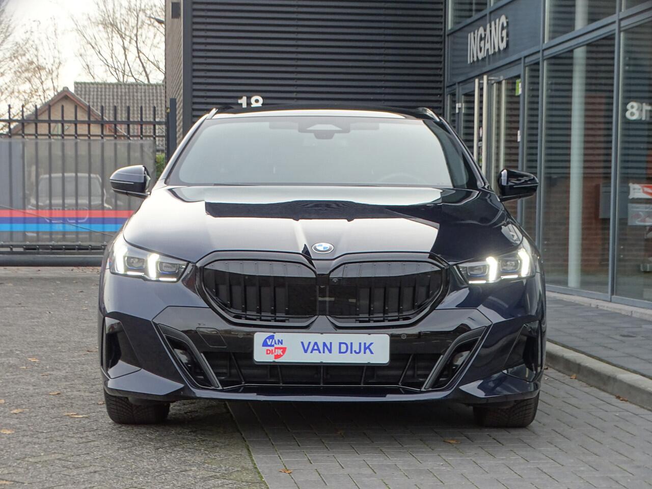 BMW 5-SERIE Touring 520i M Sportpakket Elek.Trekhaak Pano.Dak Driv.Ass. Plus Stoelventilatie Live Cockpit Pro. Head-up Harman-Kardon 19" LM Velgen