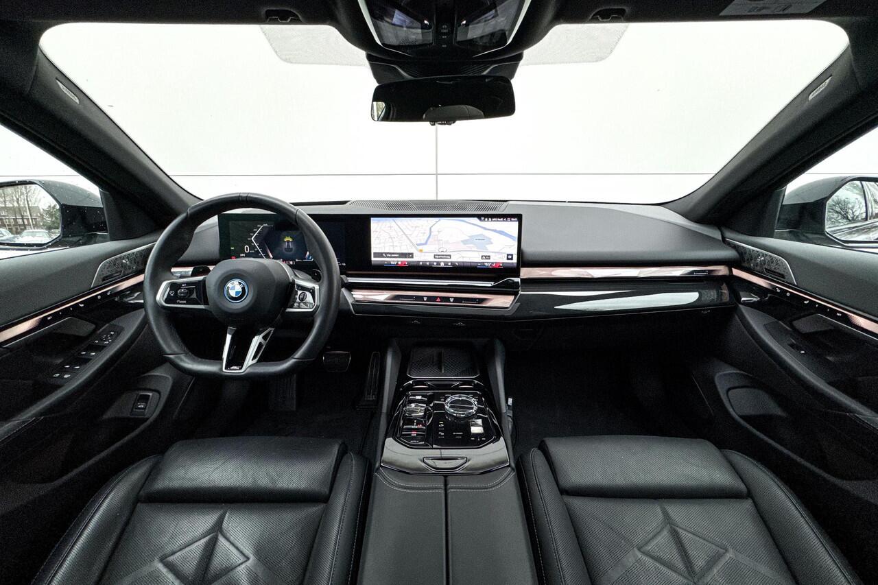 BMW 5-SERIE Sedan 550e xDrive M-Sport PRO | Trekhaak | Adaptive M-Onderstel | Panoramadak | Bowers & Wilkins