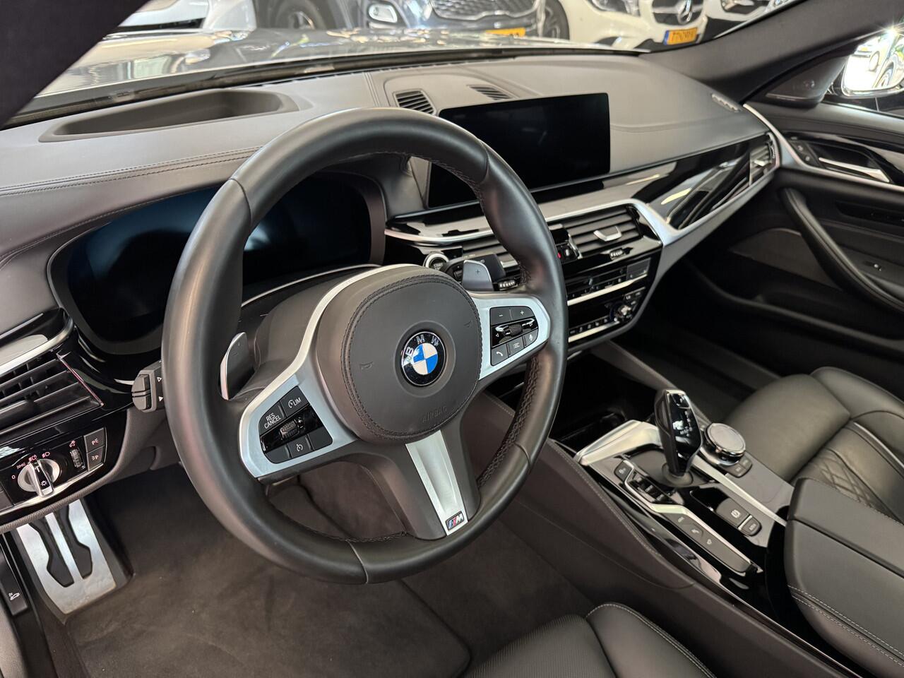 BMW 5-SERIE 530e xDrive M-Sport iPerformance High Executive Schuifdak Headup Harman Kardon Trekhaak