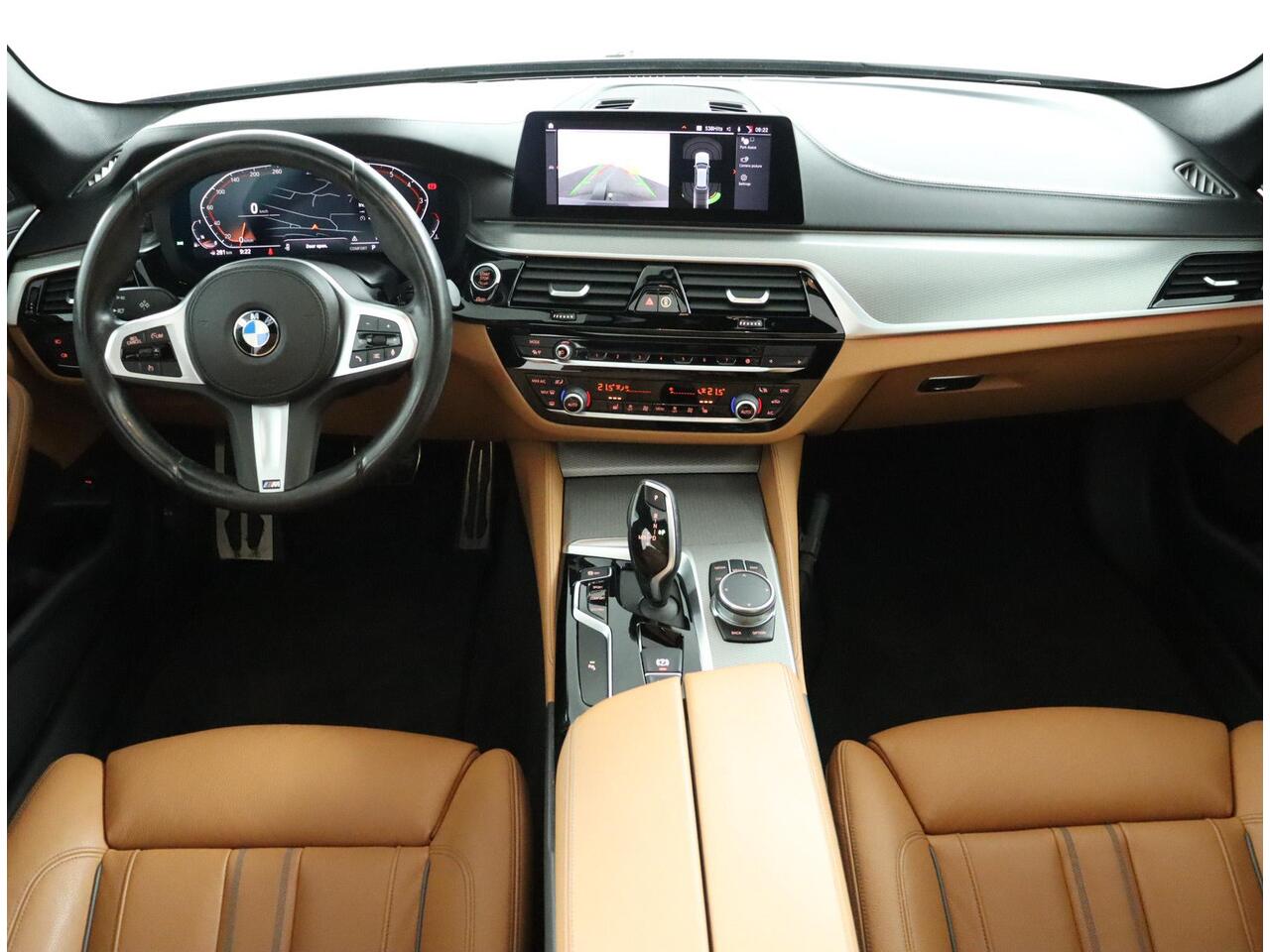 BMW 5-SERIE Touring 520i High Executive M Sportpakket | Trekhaak | Panoramadak | Adaptieve LED koplampen | Achteruitrijcamera | HiFi System