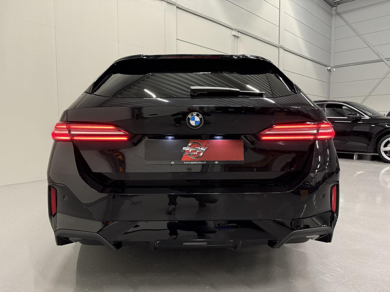 BMW 5-SERIE Touring 520i M-Sport ICONIC GRILLE PANO/TREKHAAK/H&K/HEAD-UP/360CAMERA/VENTILATIE/DRIVING ASS. PRO/ADAPTIVE-LED/STANDKACHEL/NIEUWPRIJS ¤ 94.454,-/FABRIEKS-GARANTIE
