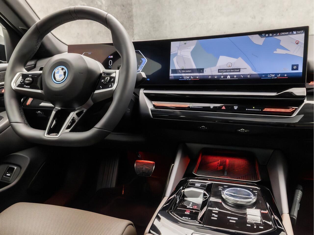 BMW 5-SERIE 530e M Sport 300Pk Automaat (SCHUIFDAK, M PAKKET, LUCHTVERING, HEAD-UP DISPLAY, COMFORTSTOELEN, STOELKOELING, 360 CAMERA, ADAPTIVE CRUISE, HARMAN/KARDON, NIEUWSTAAT)