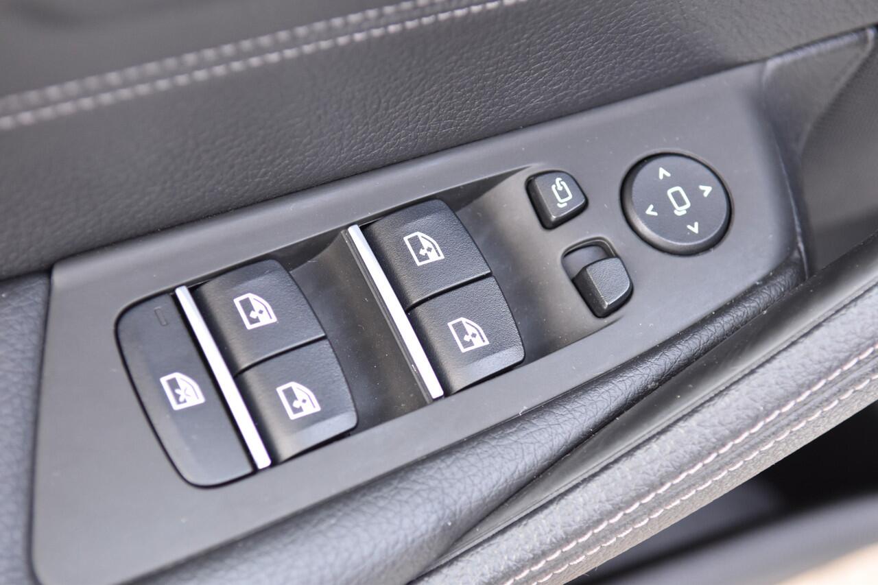 BMW 5-SERIE 520i High Executive * M Sportpakket * Comfortstoelen * Glasdak * Trekhaak * Sfeerverlichting *