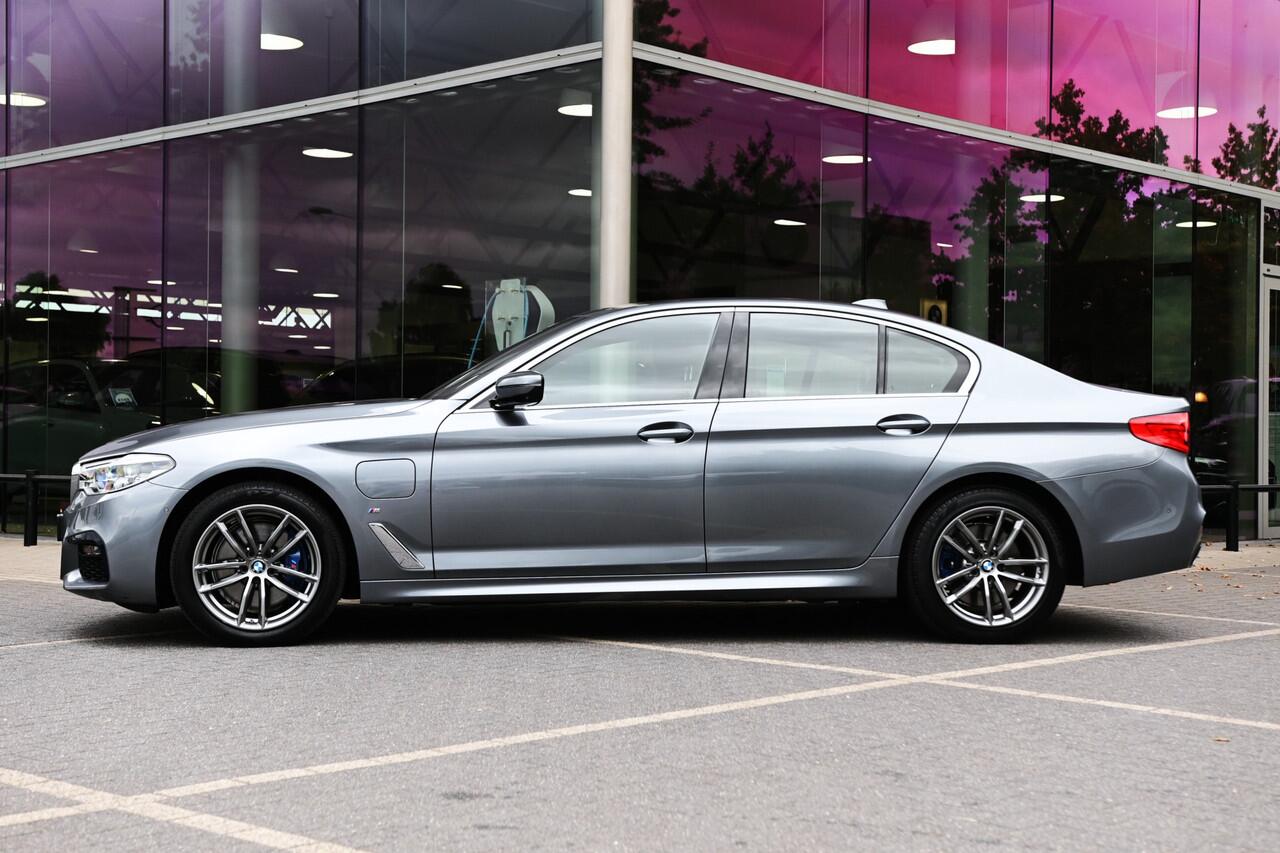 BMW 5-SERIE 530e xDrive High Executive M Sport Automaat / Sportstoelen / Soft Close / Comfort Access / Adaptieve LED / Head-Up / Stoelverwarming / BMW Live Cockpit Professional
