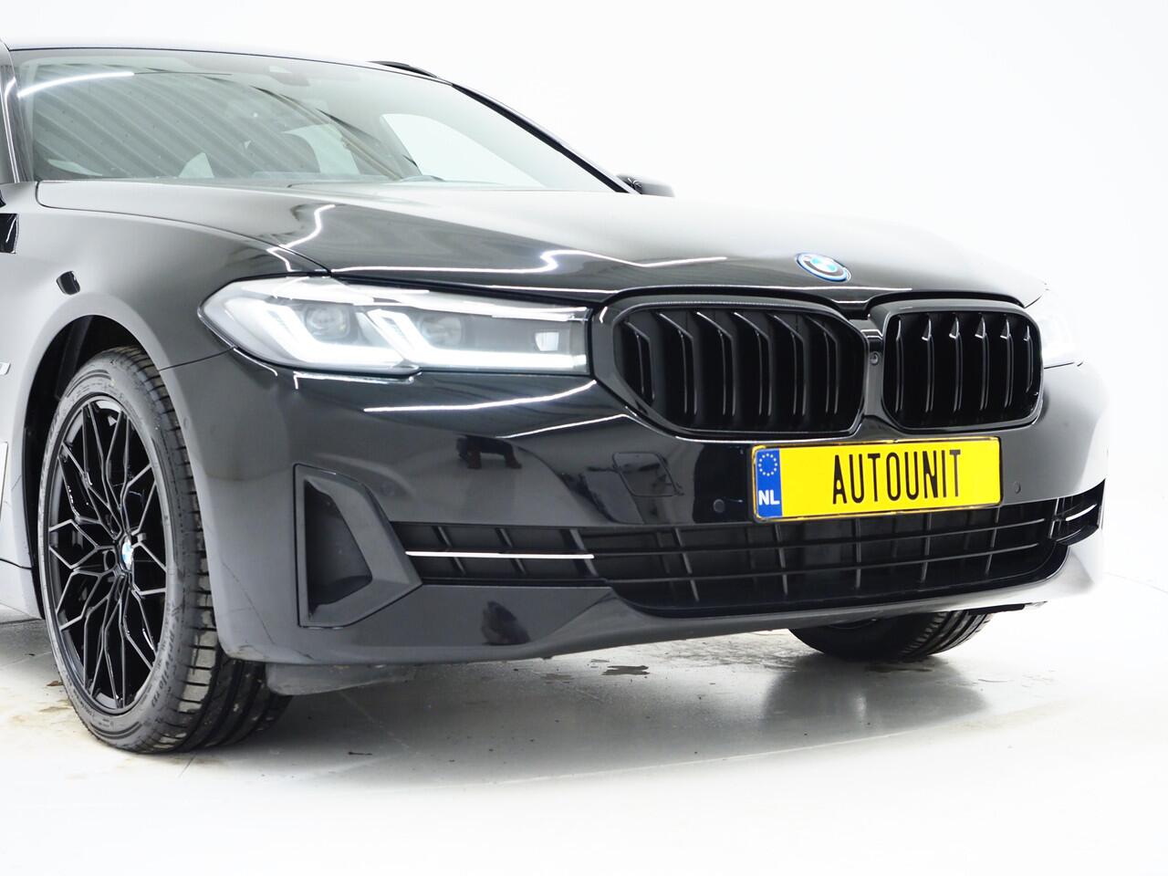 BMW 5-SERIE Touring 530e xDrive Full Black | Panoramadak | M Sportstuur | Sfeerverlichting | Dodehoekdetectie | Carplay