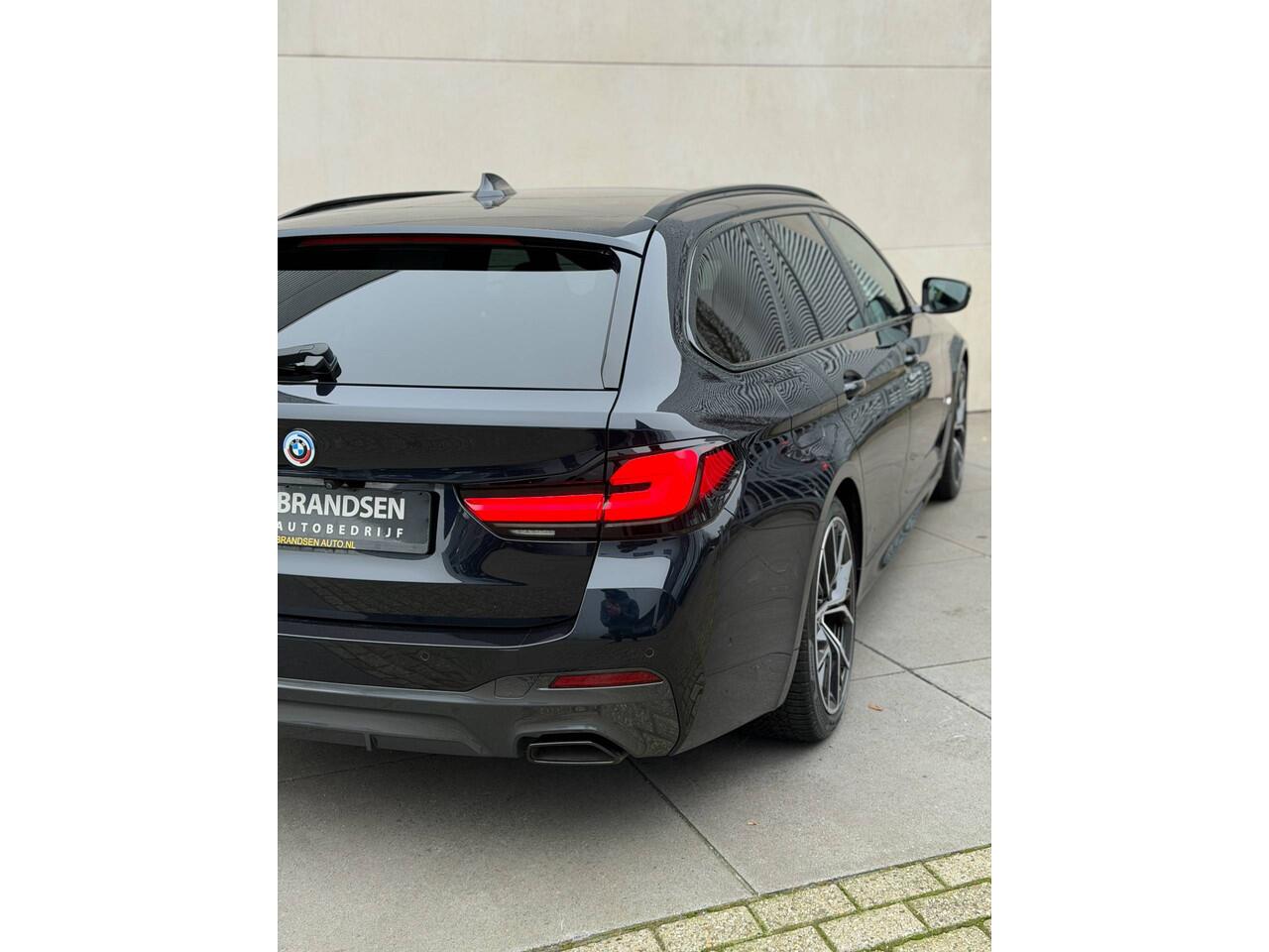 BMW 5-SERIE Touring 520i Business Edition Plus M Sport-Pano-19"-Head up-Trekhaak-Leer