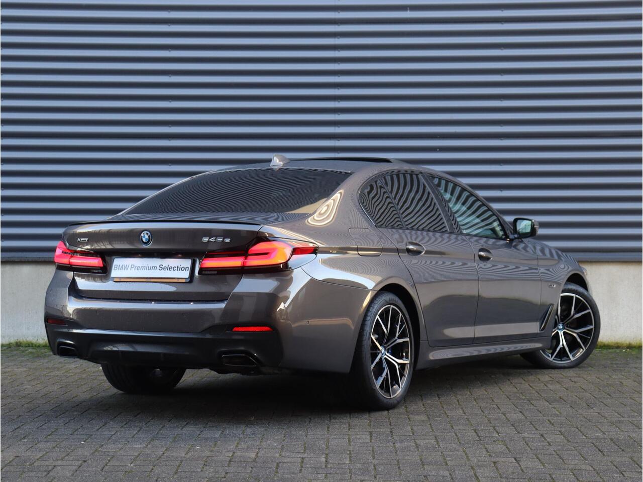 BMW 5-SERIE Sedan 545e xDrive | High Executive | M Sportpakket Pro | Panodak | Active Steering | Driving Assistant Prof. | Head-Up | Bowers & Wilkins | Adaptief Onderstel | 19'' LMV