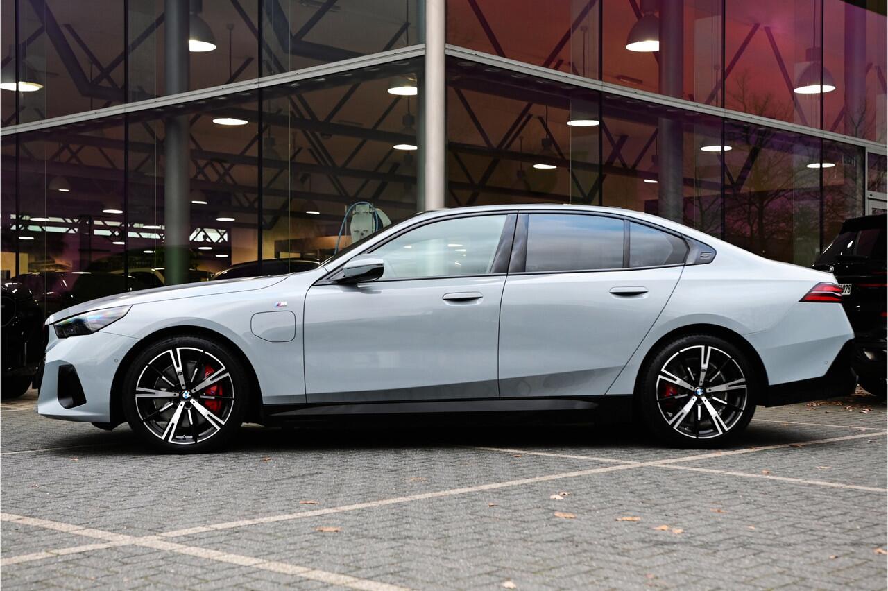 BMW 5-SERIE 550e xDrive High Executive M Sport Automaat / Panoramadak / Adaptief onderstel professional / Adaptieve LED / Parking Assistant Plus / Harman-Kardon / Stoelverwarming