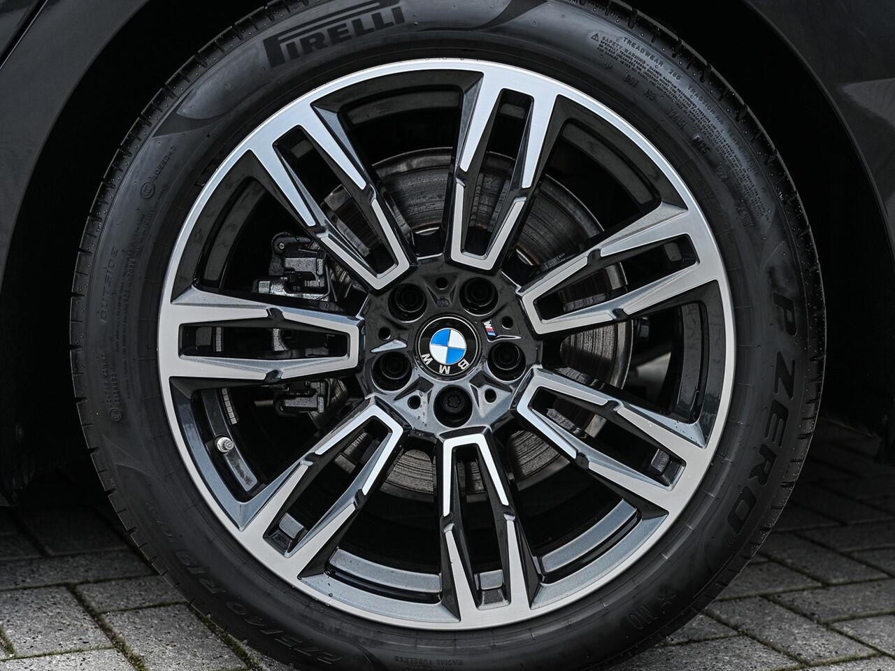 BMW 5-SERIE Touring 530e xDrive · M-Sport · Shadow Line · Panoramadak · Harman/Kardon · 360 Camera · Comfort Access · Stoel- en Stuurverwarming · Active Cruise · Ambiance · El. trekhaak