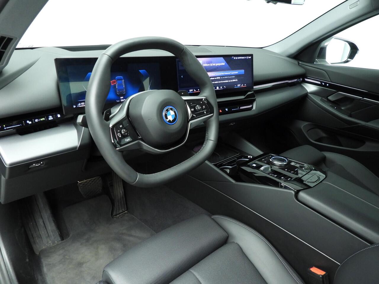 BMW 5-SERIE Sedan 530e | LED | HUD | Sportstoelen | Chrome line | Stoelverwarming | Keyles go | DAB | Alu 19 inch