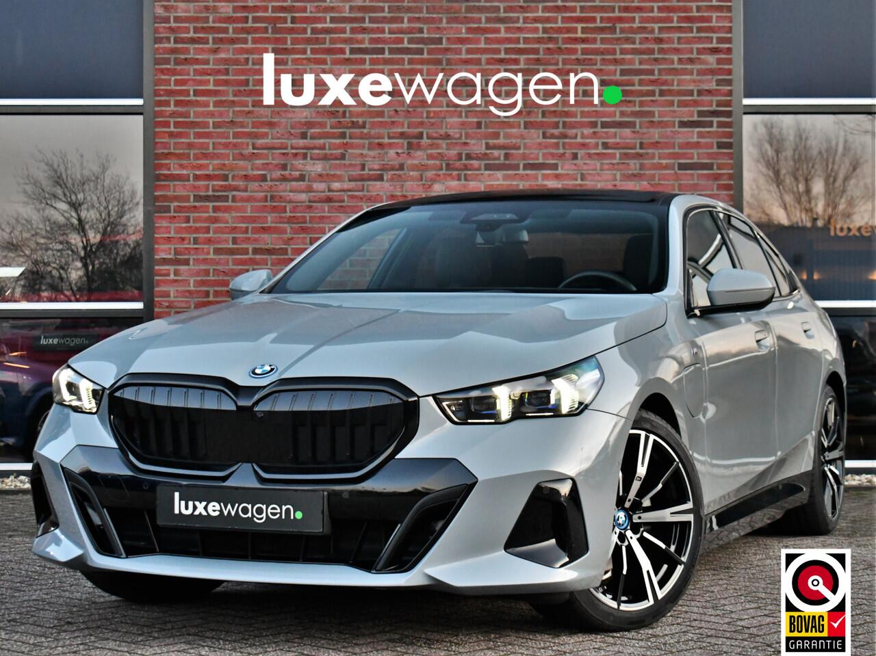 BMW 5-SERIE 530e M-Sport Pano ACC 360 H/K Stoel-vent Brooklyngrau