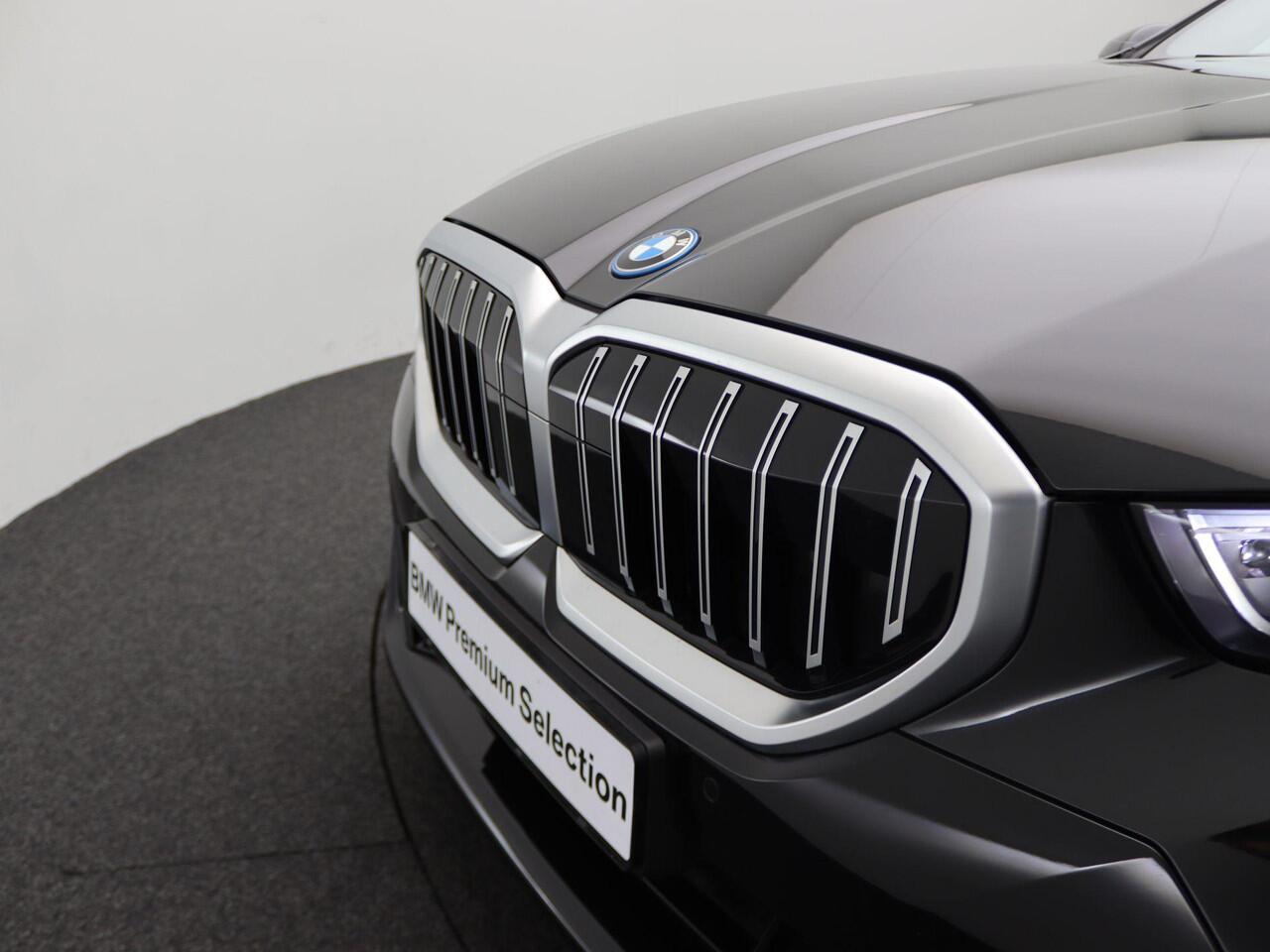 BMW 5-SERIE Sedan 530e M Sportpakket | Comfort Pack | Stuurwielrand Verwarmd | Trekhaak | Comfortstoelen | Driving Assistant | 4-zone airconditioning | 20''