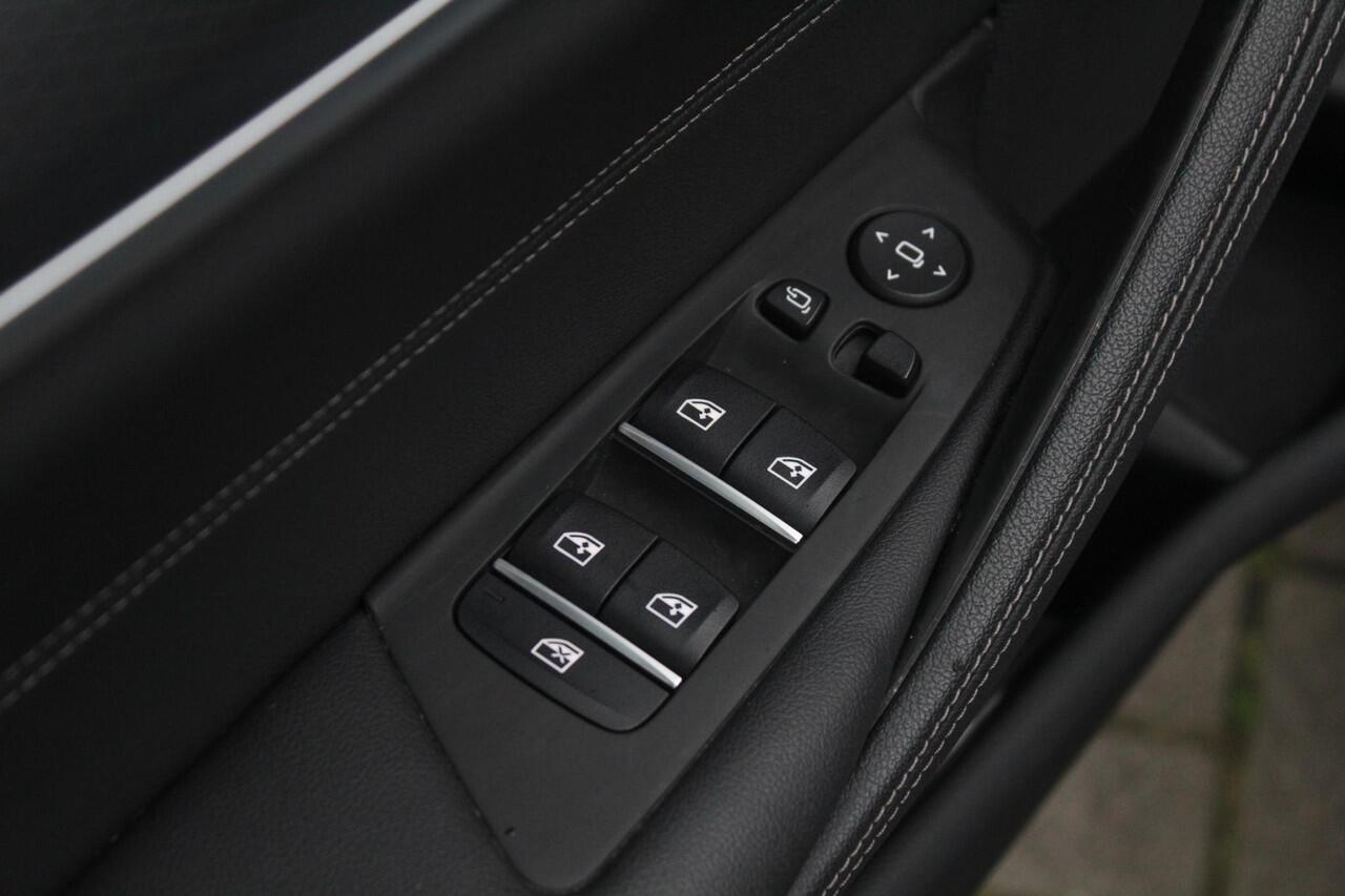 BMW 5-SERIE Touring 530e M-Sport | Stuur en Stoelverwarming | HUD | Elektrische stoelen | Sfeerverlichting