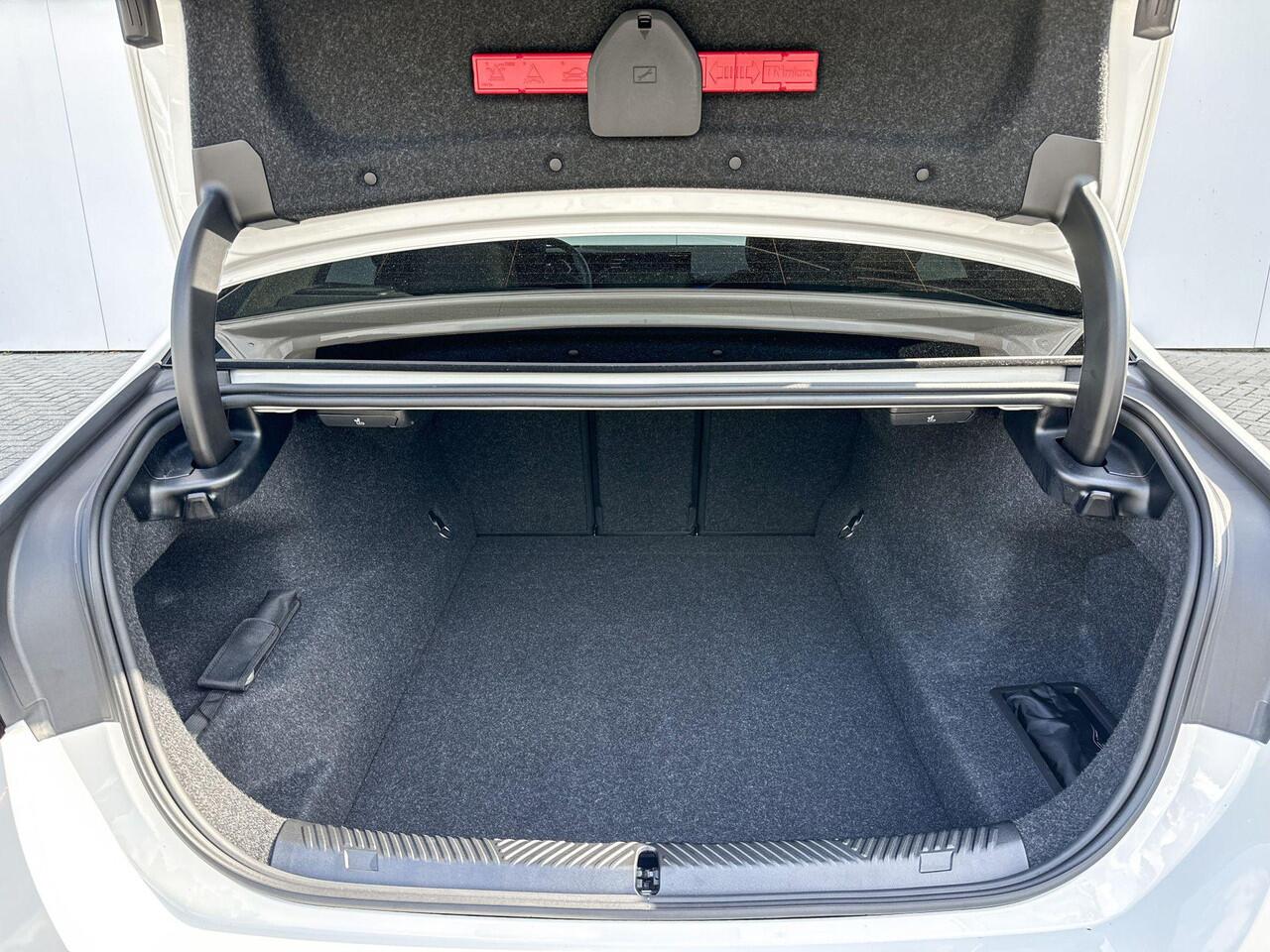 BMW 5-SERIE Sedan 550e xDrive | Selections | M Sport | Driving Assistant Professional | stuur verwarmd