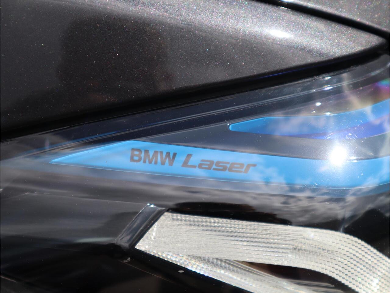 BMW 5-SERIE Sedan 545e xDrive High Executive M Sport Pakket Automaat / Live Cockpit Professional / Schuif-/kanteldak / Comfortstoelen / 20 Inch / M Sportremsysteem / Laserlicht / Driving Assistant Professional / Hifi / Stoelventilatie