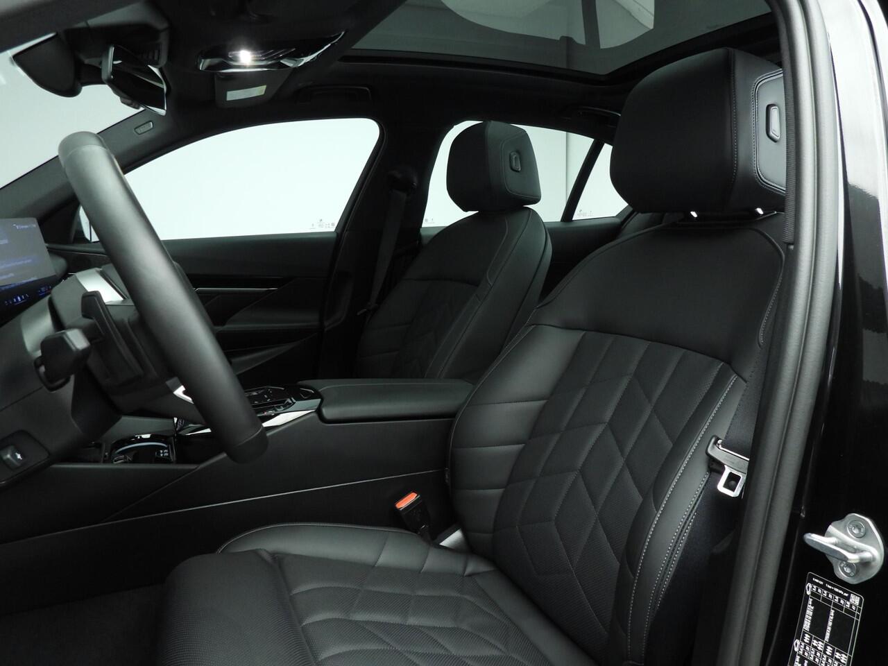 BMW 5-SERIE Sedan 520d | M-Sportpakket | LED | HUD | Active cruise | Comfortzetels | Schuifdak | Trekhaak | DAB | Harman-kardon sound | Alu 20 inch