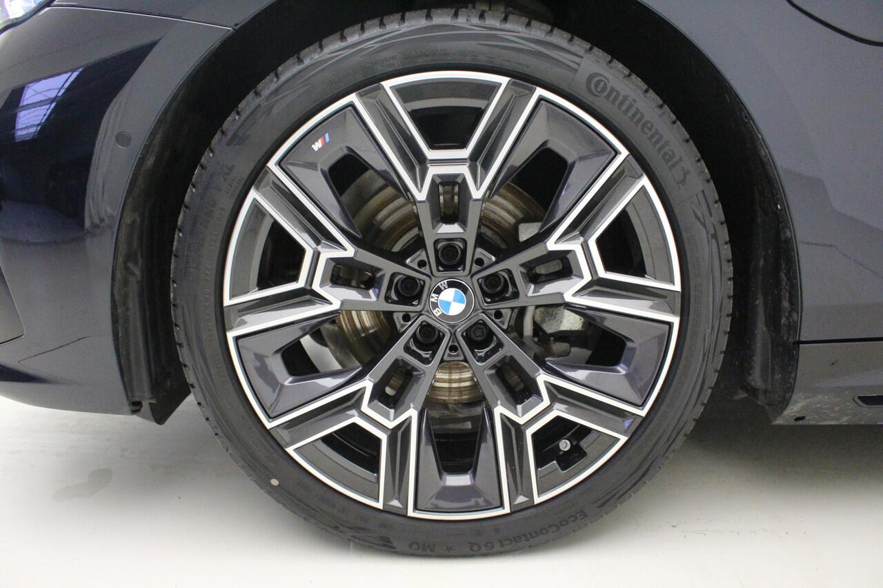 BMW 5-SERIE Touring 530e M-Sport | 20" | Trekhaak | Driving Assistant Plus | Travel Pack | Camera