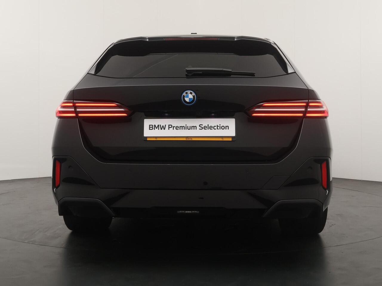 BMW 5-SERIE Touring 530e M Sportpakket | Panoramadak | Trekhaak | Driving Assistant Plus | Harman Kardon |