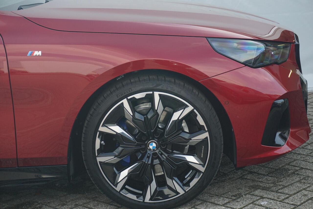 BMW 5-SERIE Touring 530e M Sport Pro | Trekhaak / Comfortstoelen Elektrisch met geheugen / Panoramadak / Head-up / Rondomzicht camera's / Stoelverwarming Voor & Achter