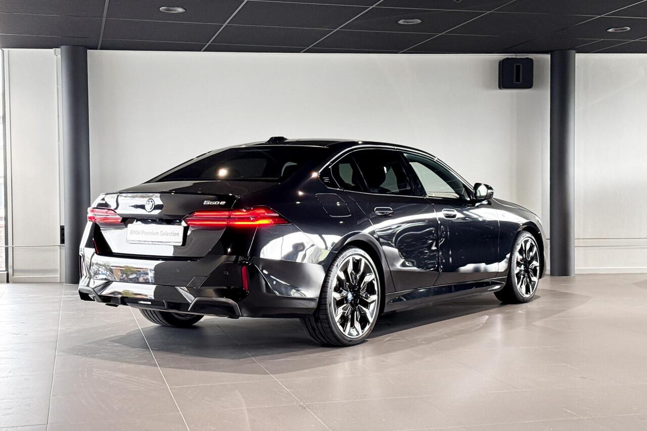 BMW 5-SERIE Sedan 550e xDrive | M Sport Pro | Bowers & Wilkins | Glazen Panoramadak | Head-up Display |