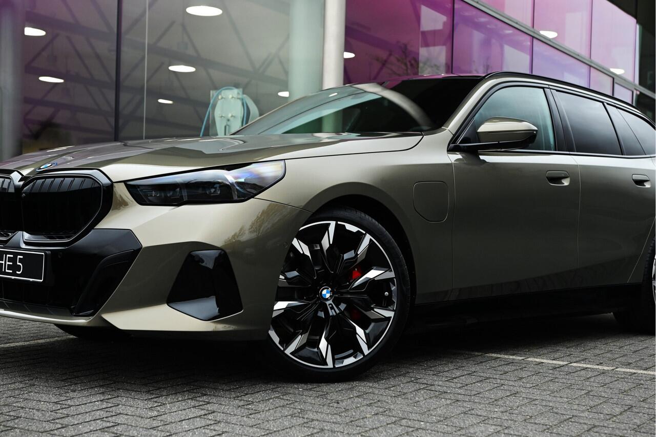 BMW 5-SERIE Touring 530e M Sport Automaat / Panoramadak / Trekhaak / Bowers & Wilkins / Adaptieve LED / Comfort Access / Parking Assistant Plus / Stuurverwarming