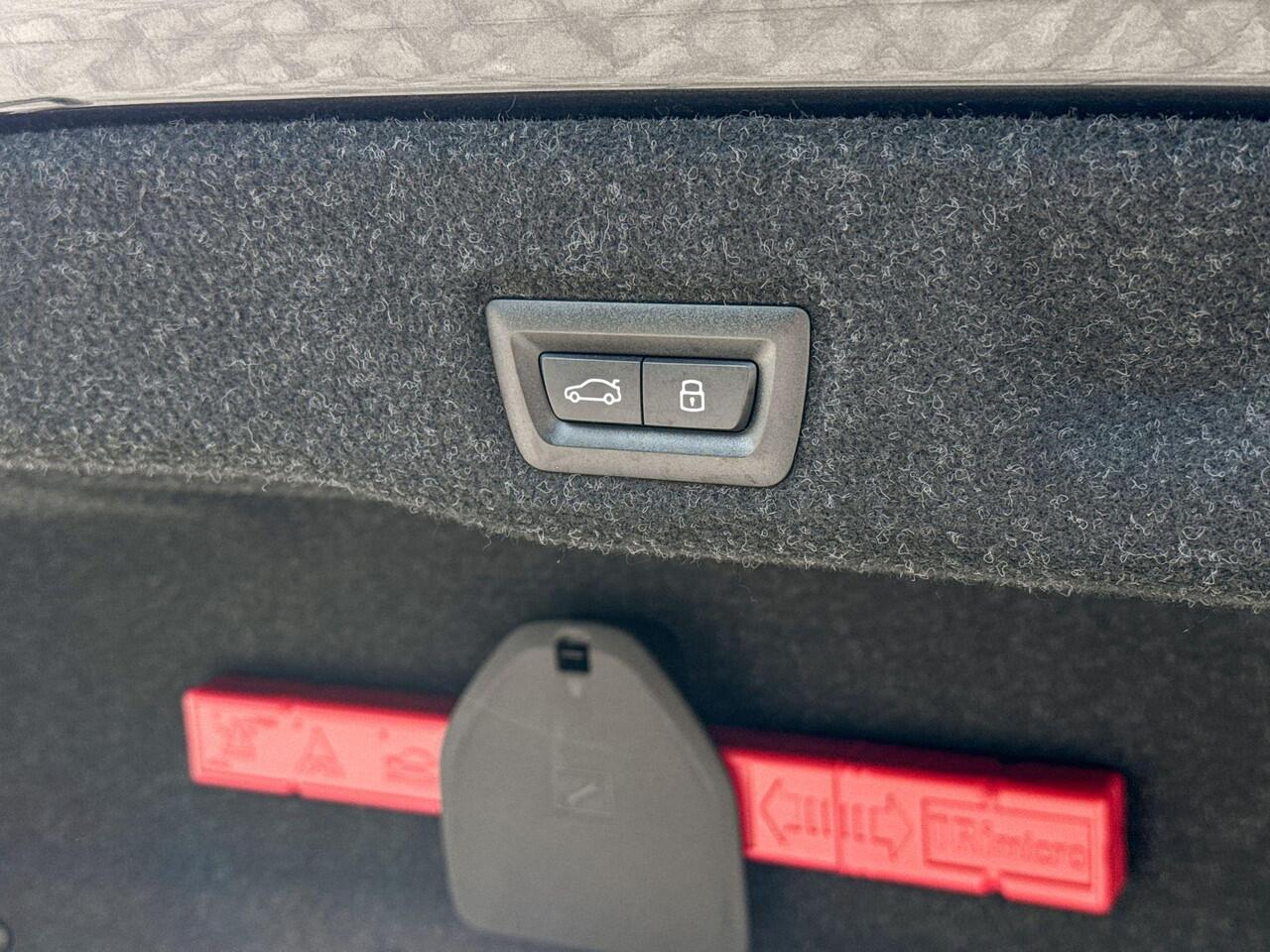 BMW 5-SERIE Sedan 550e xDrive M-Sport Pro / Driving Assistant Professional / Stoelventilatie / Harman Kardon / Parking Assistant Plus / Iconic Glow / Adaptief onderstel professional / 20 Inch / Selections