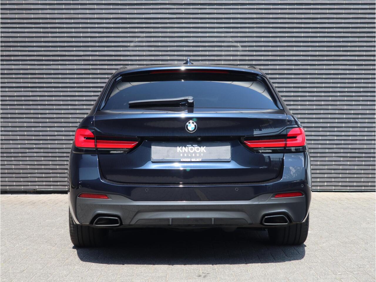 BMW 5-SERIE Touring 530d High Executive M Sport Pakket Automaat / Live Cockpit Professional / Panoramadak / Sportstoelen / 20 Inch / Laserlicht / Driving Assistant / M Sportremsysteem / Extra Getint Glas / Shadow Line / Head-Up Display