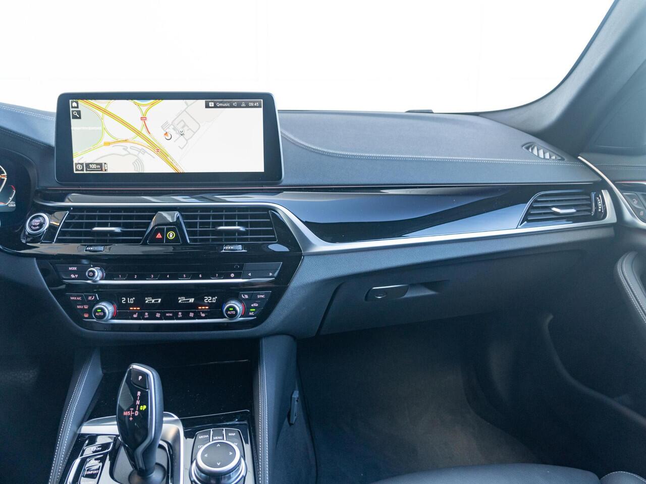 BMW 5-SERIE Sedan 540i | High Executive | Luxury Line | Parking Pack | 18 inch | Comfort Access | Driving Assistant | BMW Laserlight | Active Cruise Controle