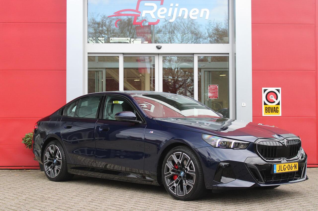 BMW 5-SERIE 550e 490PK xDRIVE | M SPORT PRO | PANORAMA DAK | BOWERS & WILKINS PREMIUM AUDIOSYSTEM | MEESTURENDE ACHTERAS | STUUR VERWARMING | 20" LICHTMETALEN VELGEN | ICONIC GLOW GRILL | ZONNESCHERM ACHTERRUIT ELEKTRISCH | INTERIEURLIJSTEN M DONKERZILVER/CARBON FIBE