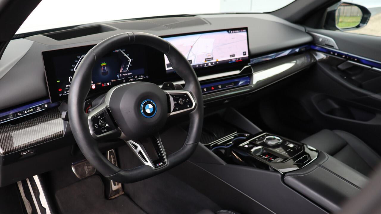 BMW 5-SERIE 550e xDrive M-Sport Pro | Bowers & Wilkins | Stoelventilatie | Panoramdak | Trekhaak | Carbon
