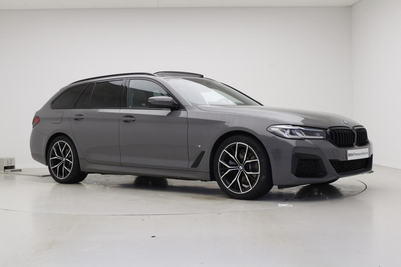 BMW 5-SERIE Touring 520i M-Sport | 19" | Camera | Panoramadak | Trekhaak | Laser | Head-Up