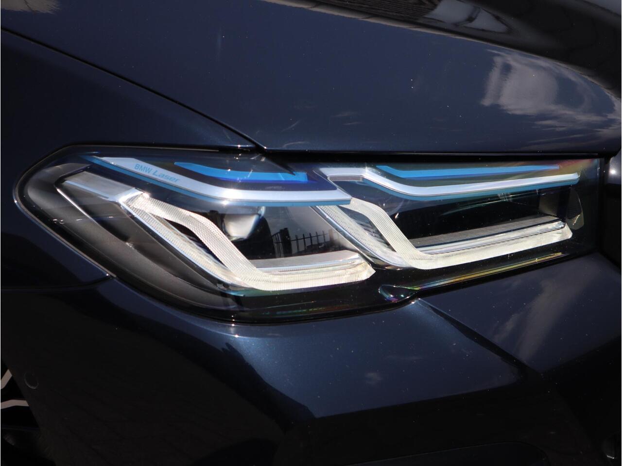 BMW 5-SERIE Touring 530d High Executive M Sport Pakket Automaat / Live Cockpit Professional / Panoramadak / Sportstoelen / 20 Inch / Laserlicht / Driving Assistant / M Sportremsysteem / Extra Getint Glas / Shadow Line / Head-Up Display