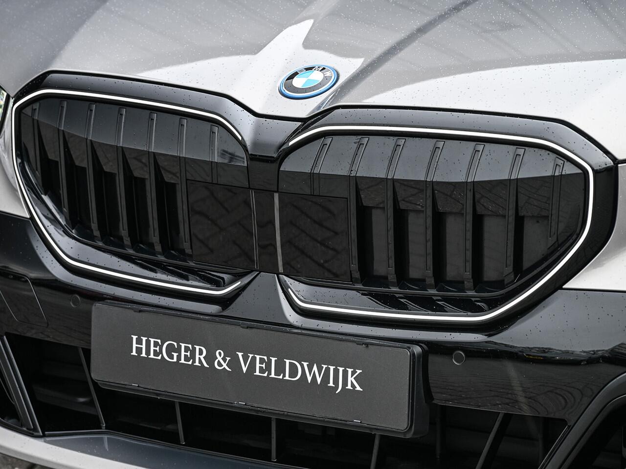 BMW 5-SERIE Touring 530e xDrive · M Sportpaket Pro ·Harman Kardon · M Sport Suspension · Adaptive Led · Driving Assistant Plus · Ambient Light · Bmw Iconic Glow · M Sport Brake, Red · Shadowline Lights · Panorama Glass Roof