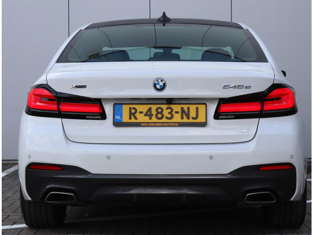 BMW 5-SERIE 545e xDrive | H&K | Head-up | Parkeercamera | M-sport | Leder