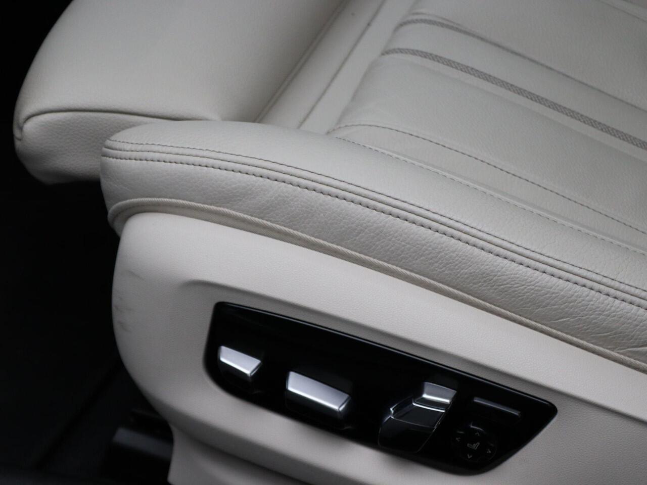 BMW 5-SERIE Touring 530e Luxuryline | Stuurwielrand Verwarmd | Trekhaak | Panoramadak | 4-zone Airconditioning | Driving Assistant Professional | Head-Up Display | 18''