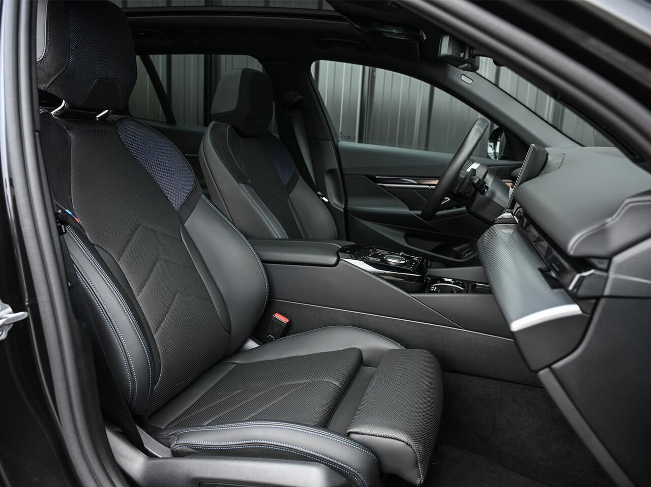 BMW 5-SERIE Touring 530e xDrive · M-Sport · Shadow Line · Panoramadak · Harman/Kardon · 360 Camera · Comfort Access · Stoel- en Stuurverwarming · Active Cruise · Ambiance · El. trekhaak