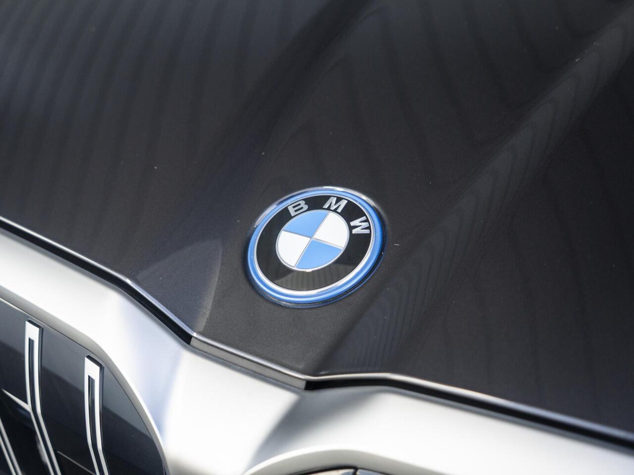 BMW 5-SERIE Touring 530e | M Sportpakket | Travel Pack | Verwarmd Stuurwiel | Harman-Kardon | Elektrisch Verwarmde Voorstoelen | 20'' | Ekris Selection