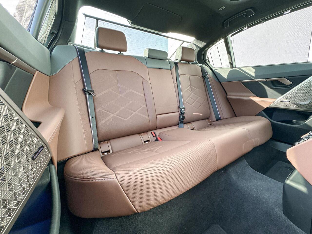 BMW 5-SERIE Sedan 550e xDrive M-Sport Pro / Bowers & Wilkins / Driving Assistant Professional / Head-Up / Parking Assistant Professional / Stoelventilatie / Stoelventilatie / Trekhaak Zwenkbaar / 20 Inch / Selections