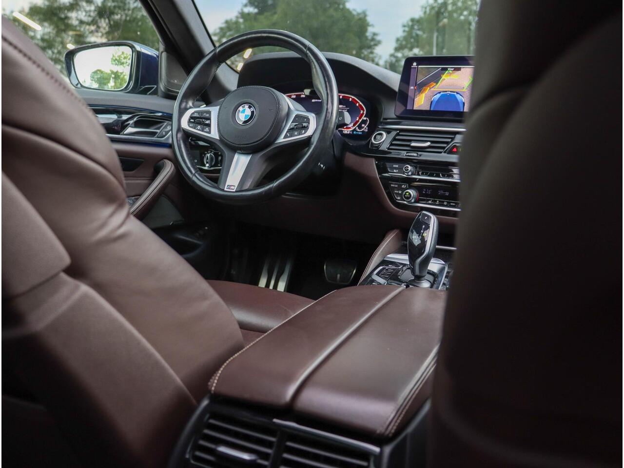BMW 5-SERIE Touring 530e High Exec M Sport Individual Panodak Harman Kardon ACC Trekhaak