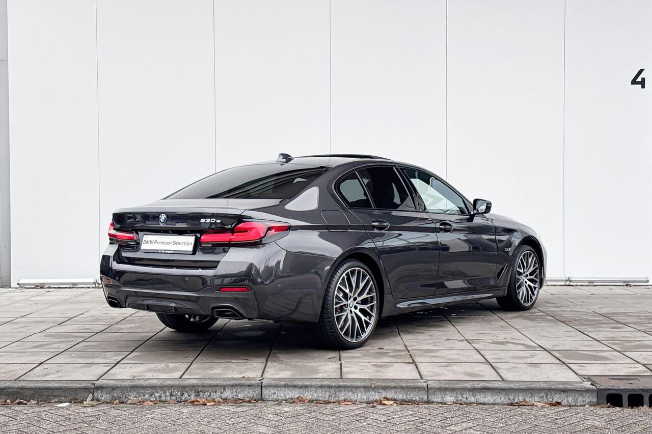 BMW 5-SERIE Sedan 530e High Executive M-Sport Head up Display / Hifi / 20inch / Getinte Ramen Achter / Driving Assistant / Stoelverwarming / Active Cruise Controle / Glazen Schuifdak