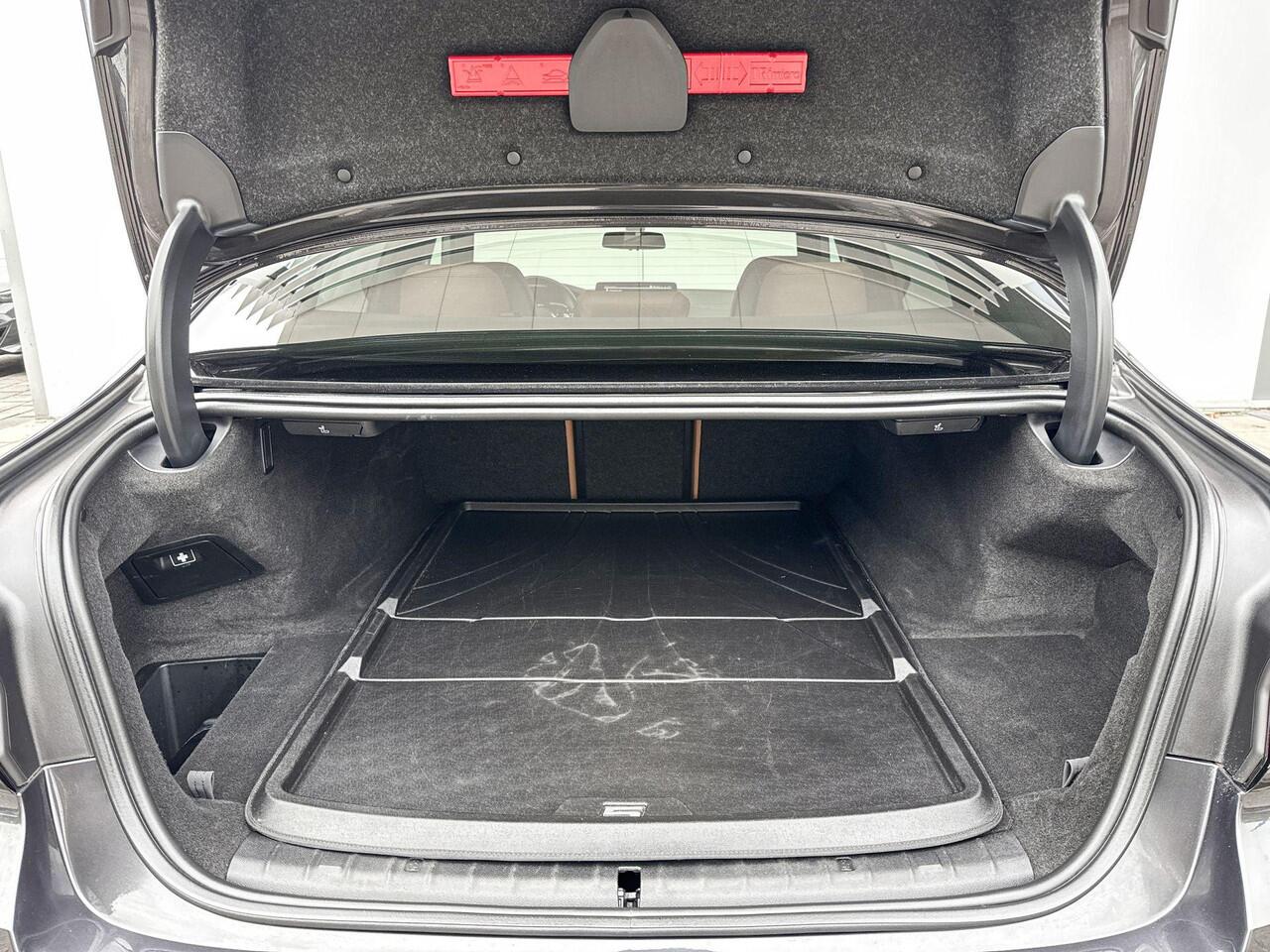 BMW 5-SERIE Sedan 530e High Executive M-Sport Head up Display / Hifi / 20inch / Getinte Ramen Achter / Driving Assistant / Stoelverwarming / Active Cruise Controle / Glazen Schuifdak