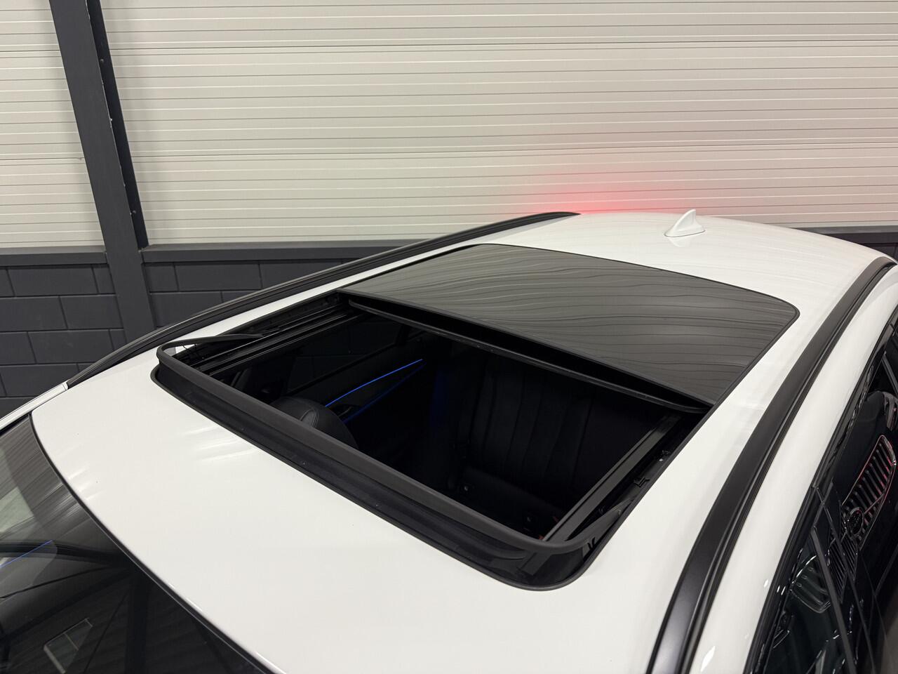 BMW 5-SERIE Touring 530e xDrive M-Sport PANO/LASER/TREKHAAK/HEAD-UP/VOL-LEER SPORT/KEYLESS/19"M-SPORT/CAMERA/SHADOW-LINE/DONKERE-HEMEL/VOLLEDIG BMW DEALER HISTORIE