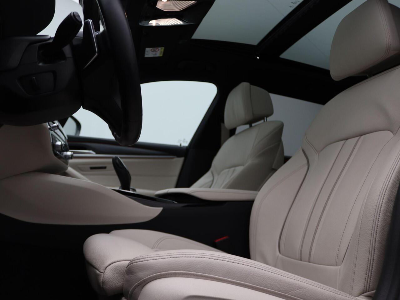 BMW 5-SERIE Touring 540i xDrive M Sportpakket | Comfortstoelen | Panoramadak | Achterruitrijcamera | 19"