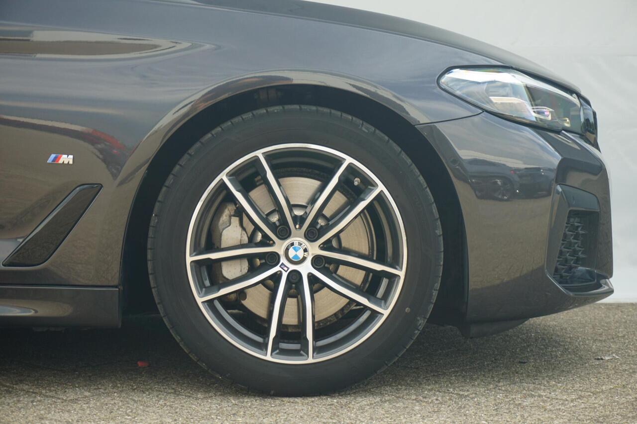 BMW 5-SERIE Sedan 530i M Sportpakket Schuif-/kanteldak / Head-Up Display / HiFi System