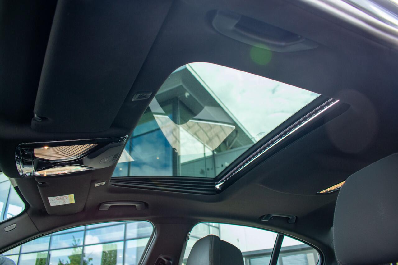 BMW 5-SERIE 540i High Executive -Pano-Head up-Trekhaak-19"-Keyless-