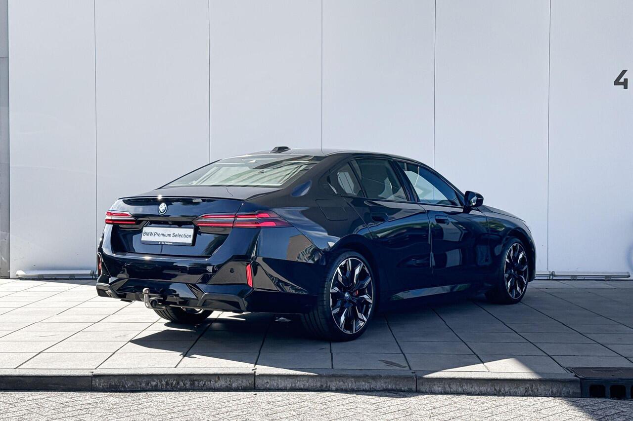 BMW 5-SERIE Sedan 550e xDrive M-Sport Pro / Bowers & Wilkins / Driving Assistant Professional / Stoelventilatie / Comfortstoelen / Head-up / Adaptief onderstel Professional / Stuurwielrand verwarming / Stoelverwarming voor & achter / Craftedclarity / Parking Assistan