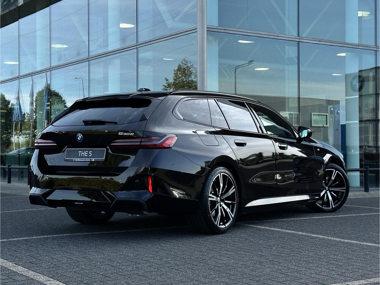 BMW 5-SERIE Touring 530e M Sport Automaat / Trekhaak / Adaptieve LED / Parking Assistant Plus / Comfort Access / M Sportonderstel / Live Cockpit Professional