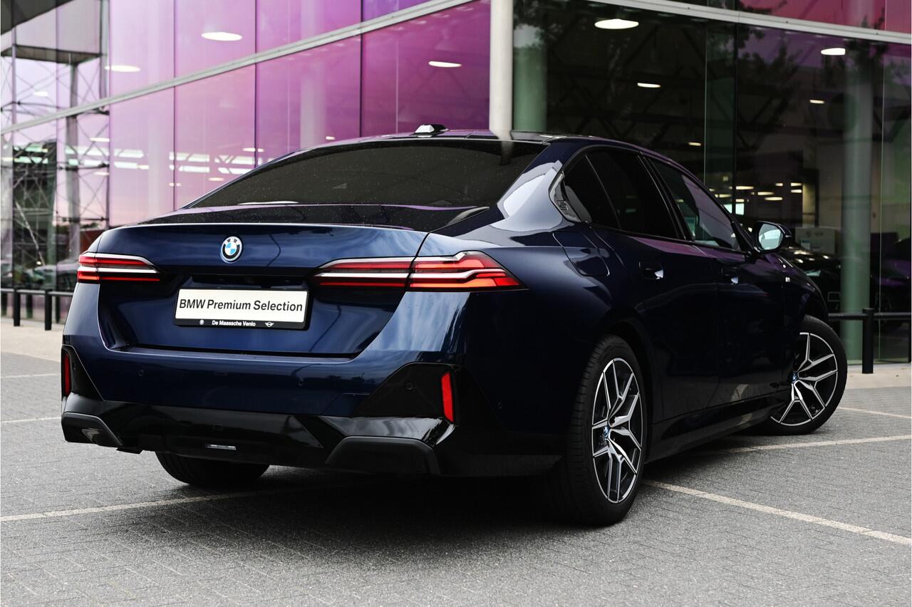 BMW 5-SERIE 550e xDrive M Sport Automaat / Panoramadak / Stoelverwarming / Adaptieve LED / Driving Assistant / 19" LMV